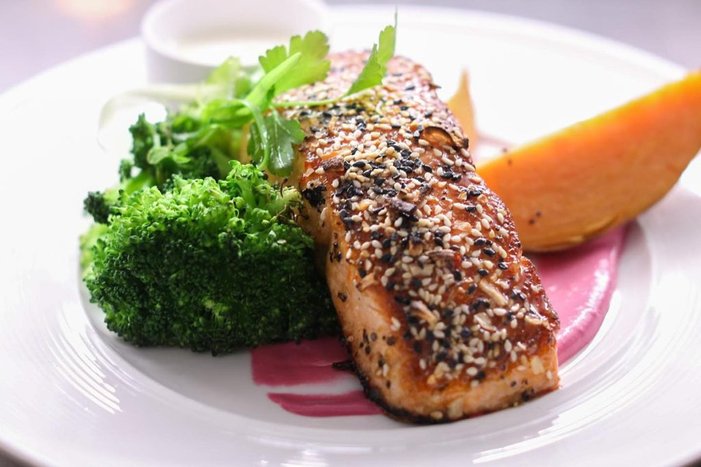 Salmon filet with sesame seeds and broccoli